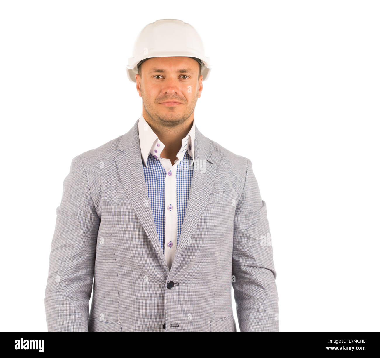 Close up bello Medioevo ingegnere maschio in cappotto grigio e bianco casco. Isolato su sfondo bianco. Foto Stock