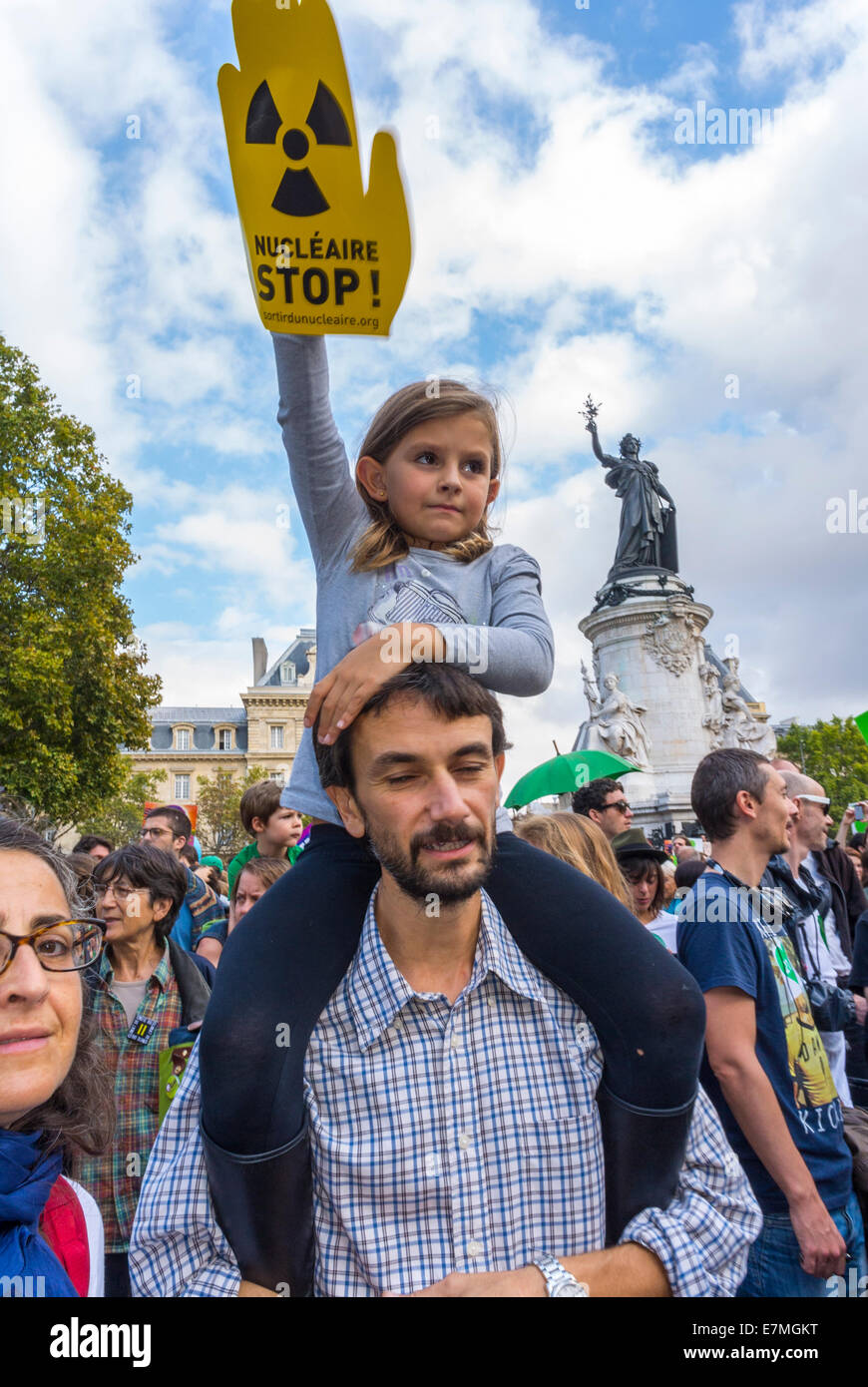 Parigi, Francia. Papà Holding figlia sulle spalle alla dimostrazione pubblica, International Onu Climate Change March Family protesta, Anti-Nuclear Power Rally, energia nucleare, giovane adolescente francese ragazza Foto Stock