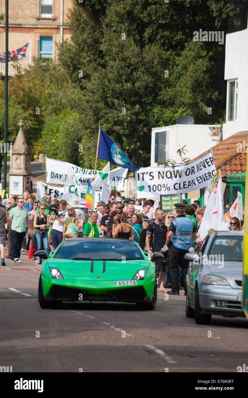 Bournemouth, Regno Unito. Xxi Sett 2014. Il clima di marzo in Bournemouth Dorset, Regno Unito. Gli attivisti chiamata per energia pulita a Bournemouth, come parte di una giornata di azione globale come un vertice di emergenza dei leader politici di tutto il mondo si svolgerà a New York presieduto dal Segretario Generale delle Nazioni Unite Ban Ki-moon oltre 1000 marche sono attesi in tutto il mondo con oltre 38 milioni di persone che prendono parte Credito: Carolyn Jenkins/Alamy Live News Foto Stock