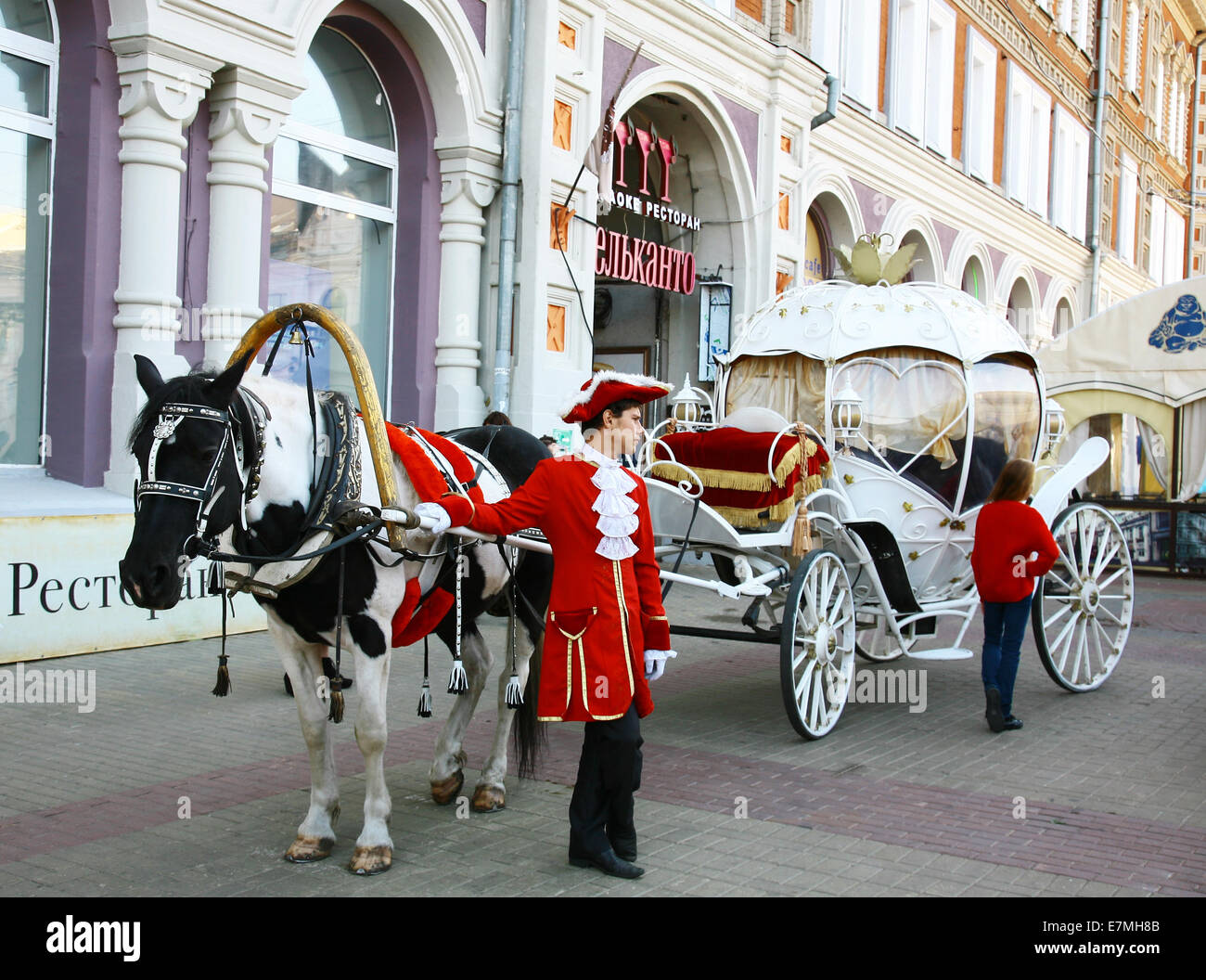 Markin square inizio IV festival annuale Rozhdestvenskaya Street. Si può cavalcare su una carrozza magica da una fiaba. Foto Stock