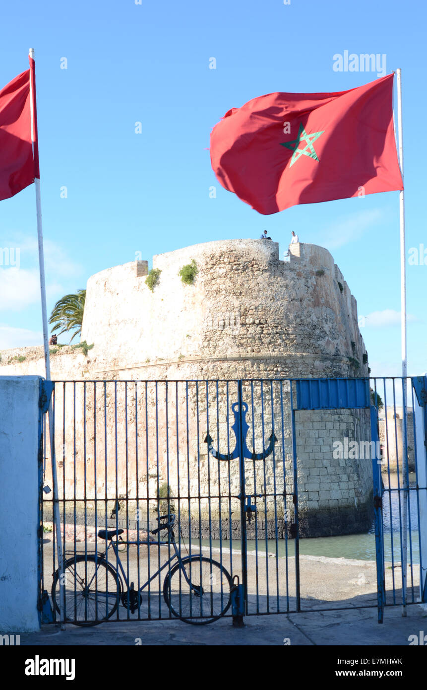 Fortezza portoghese con bandiere marocchine, El Jadida, Marocco, Africa del Nord Foto Stock