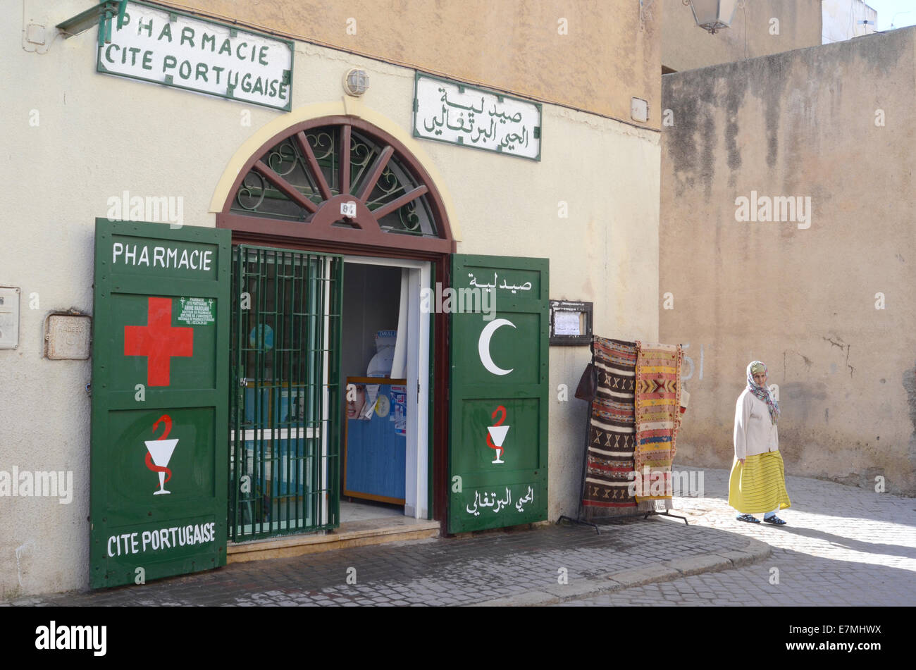 Local donna marocchina al di fuori della farmacia edificio, El Jadida, Marocco, Africa del Nord Foto Stock