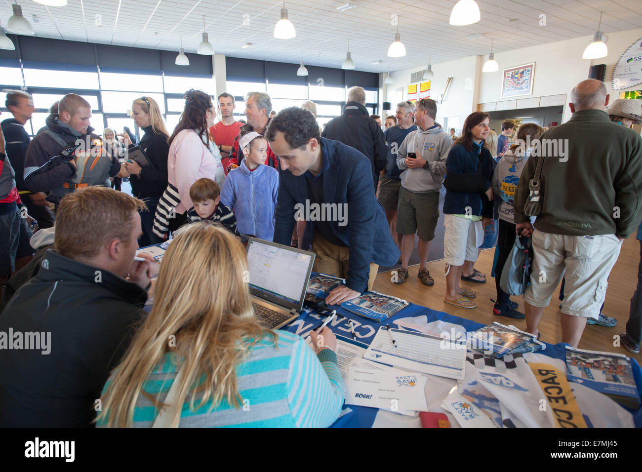 La Andrew Simpson Centro Vela di Weymouth e Portland National Sailing Academy, Dorset, Regno Unito. Il 21 settembre, 2014. Bart's Bash è un global gara di vela e di evento di beneficenza che avrà luogo a oltre 750 Sailing Club di tutto il mondo domenica 21 settembre 2014. Bart's Bash riunisce migliaia di marinai in una gara che mira a fissare un nuovo Guinness World Record e raccogliere fondi per beneficenza, ispirare la prossima generazione e ricordati di Andrew 'Bart' Simpson, Gold e Silver medallist olimpico e di Coppa America sailor. Credito: Jak Bennett/Alamy Live News Foto Stock