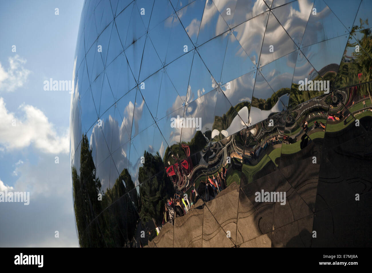 Close-up di La Géode, Parc de la Villette, Parigi Foto Stock