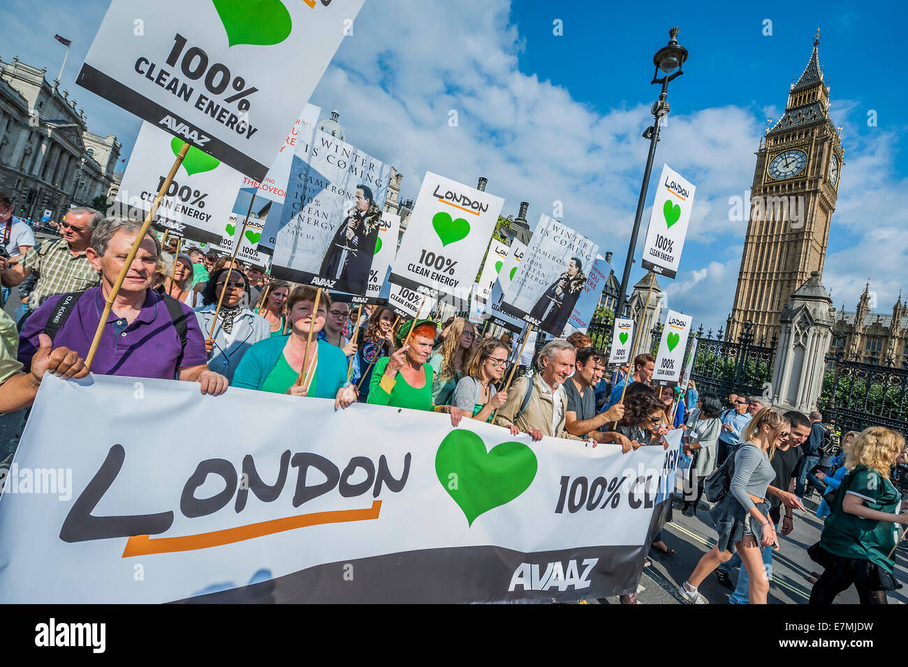 Londra, Regno Unito. Xxi Sett 2014. Persone il clima di marzo, Londra - come parte di una giornata internazionale di protesta - guidata da Emma Thompson e Vivienne Westwood - persone marzo alla domanda: "un mondo con un economia che lavora per le persone e per il pianeta; un mondo sicuro dalle devastazioni del cambiamento climatico; e un mondo con buoni posti di lavoro, aria pulita e sana europee per tutti. Il mese di marzo è iniziato in luogo del tempio e si è conclusa al di fuori di questo Parlamento - Westminster, Londra, UK, 21 settembre 2014. Guy campana / Alamy Live News Foto Stock
