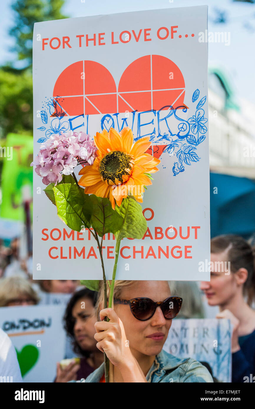 Londra, Regno Unito. Xxi Sett 2014. Persone il clima di marzo, Londra - come parte di una giornata internazionale di protesta - guidata da Emma Thompson e Vivienne Westwood - persone marzo alla domanda: "un mondo con un economia che lavora per le persone e per il pianeta; un mondo sicuro dalle devastazioni del cambiamento climatico; e un mondo con buoni posti di lavoro, aria pulita e sana europee per tutti. Il mese di marzo è iniziato in luogo del tempio e si è conclusa al di fuori di questo Parlamento - Westminster, Londra, UK, 21 settembre 2014. Guy campana / Alamy Live News Foto Stock