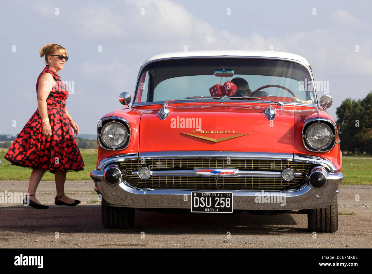 1957 Chevrolet. Chevy. Classic American car con Signora vestita negli anni cinquanta a capi di abbigliamento Foto Stock