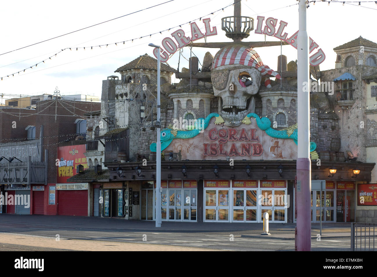 La spiaggia e il lungomare North Pier e dalla Torre di Blackpool, il Golden Mile, Blackpool, Lancashire, Regno Unito Foto Stock