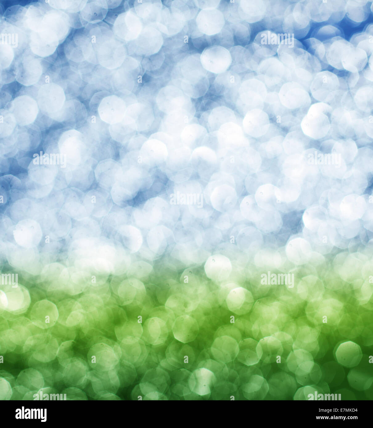 Sfocatura naturale sfondo nel verde - toni di blu. Foto Stock