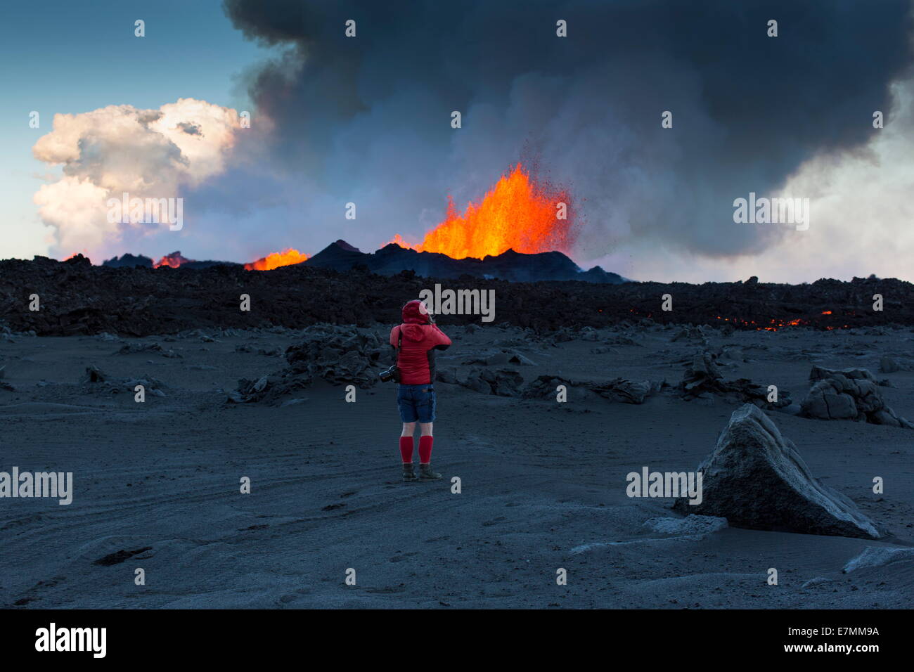 Uomo che indossa pantaloncini all'eruzione del vulcano, Holuhraun, nord est Islanda - Foto Stock