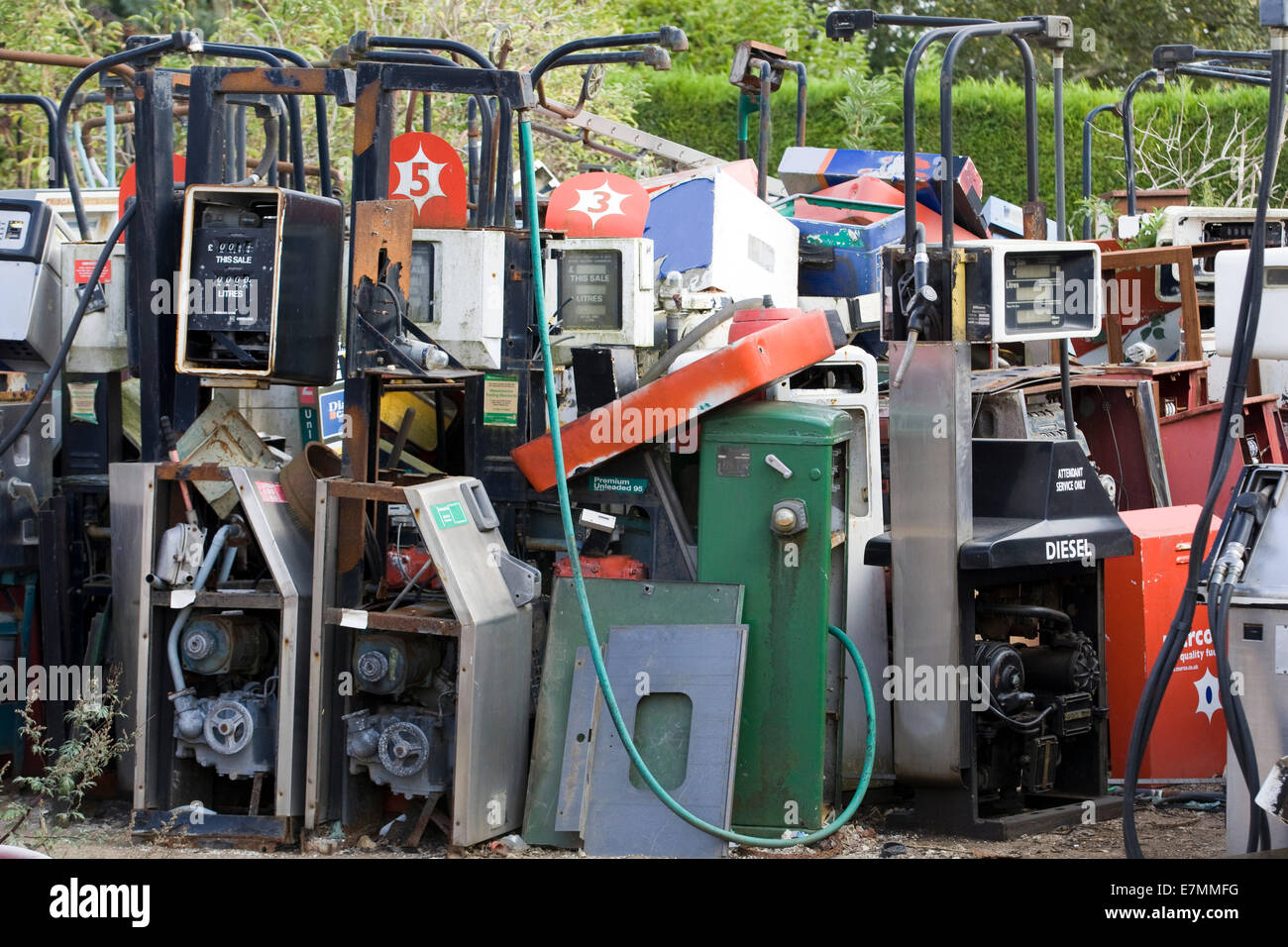 Scrapyard pieno di benzina e pompe Diesel Foto Stock