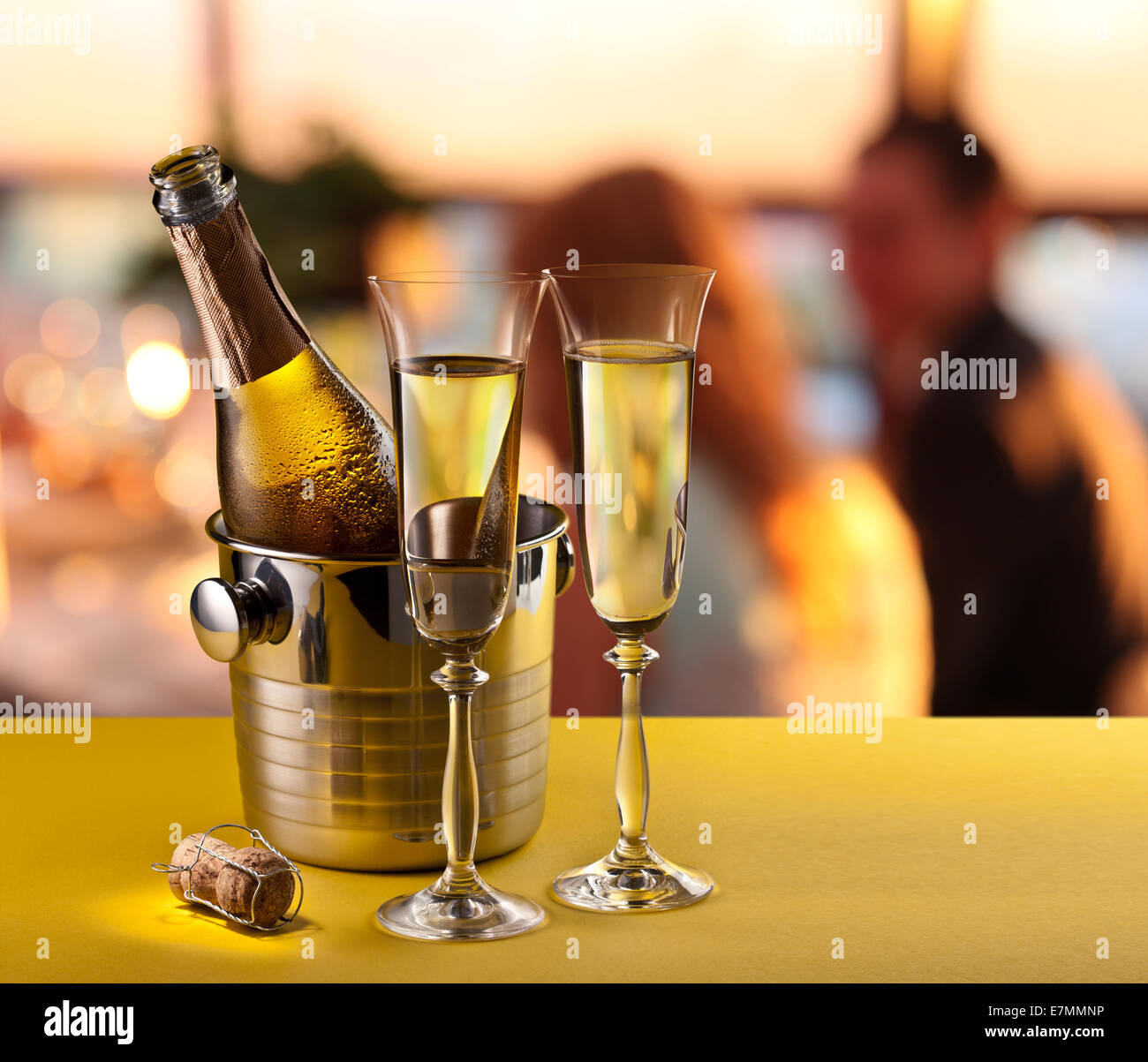 Champagne flauti e bottiglia fresca presso il bar. Foto Stock