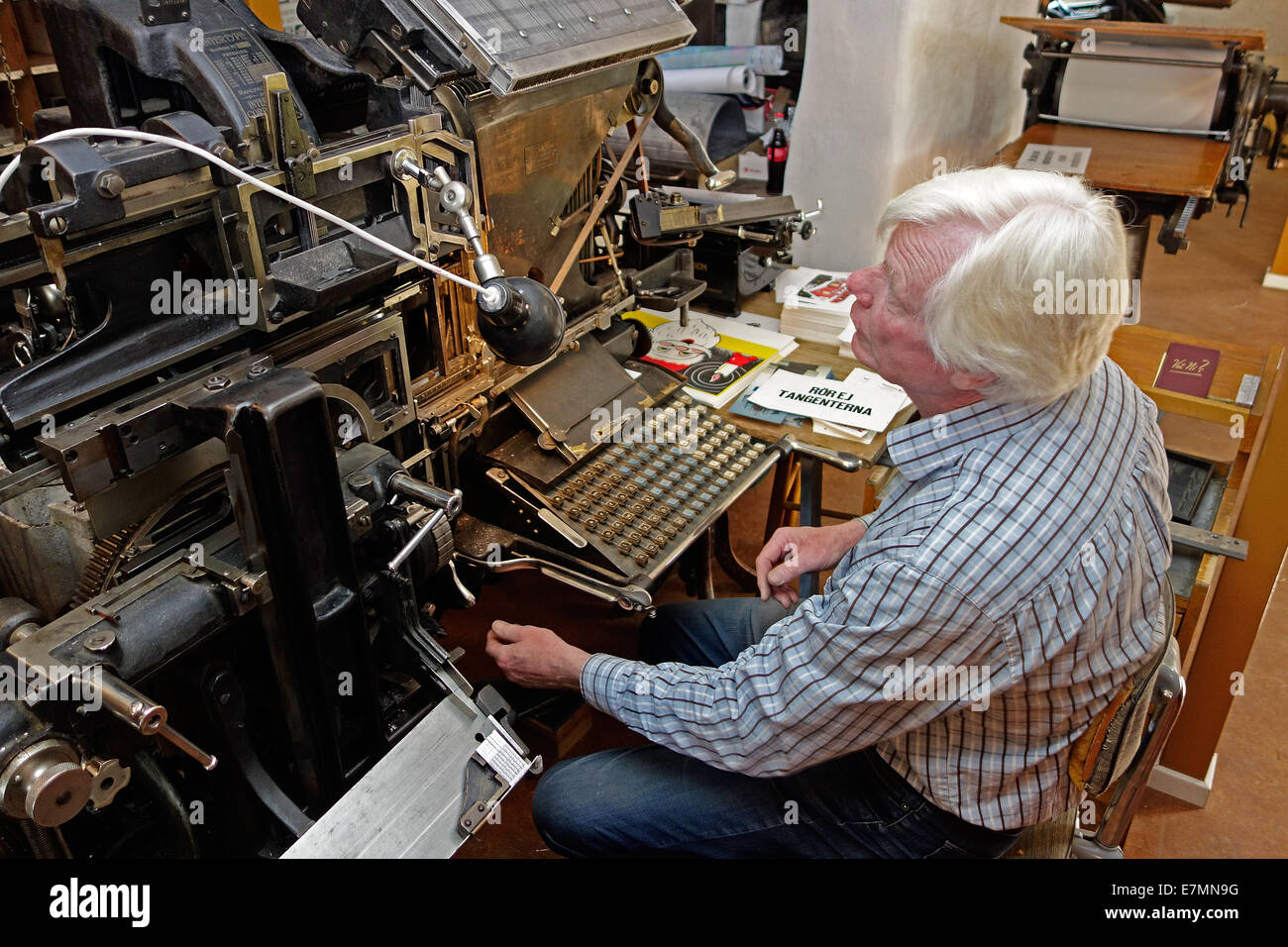L'operatore lavora sulla vecchia macchina typesetting da Intertype Corporation, Brooklyn, N.Y. dal 1916 Foto Stock