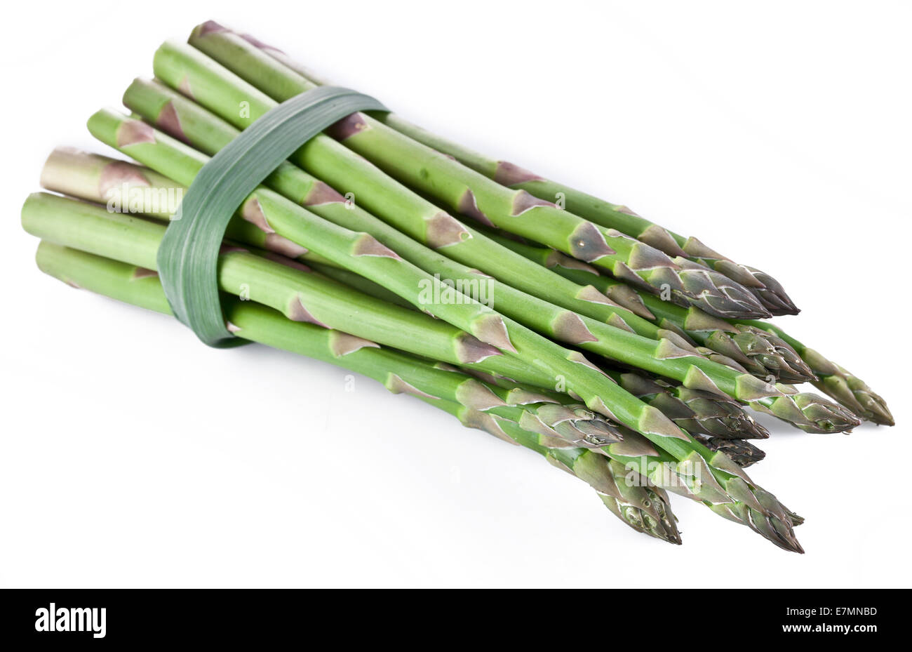 Grigliata di germogli di asparagi isolato su uno sfondo bianco. Foto Stock
