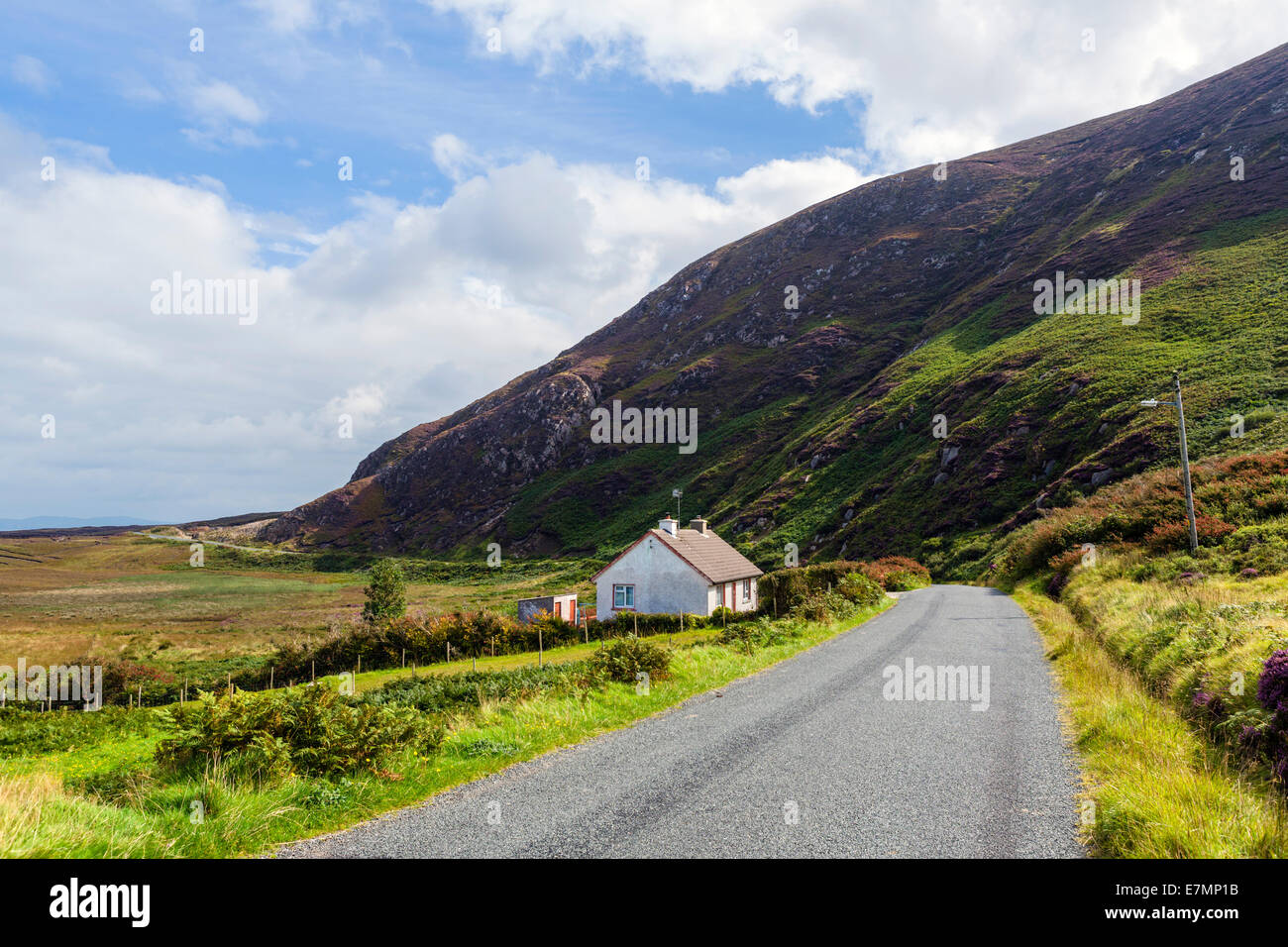 Cottage sulla R257, il selvaggio modo Atlantico, a nord di Derrybeg, Gweedore, County Donegal, Repubblica di Irlanda Foto Stock