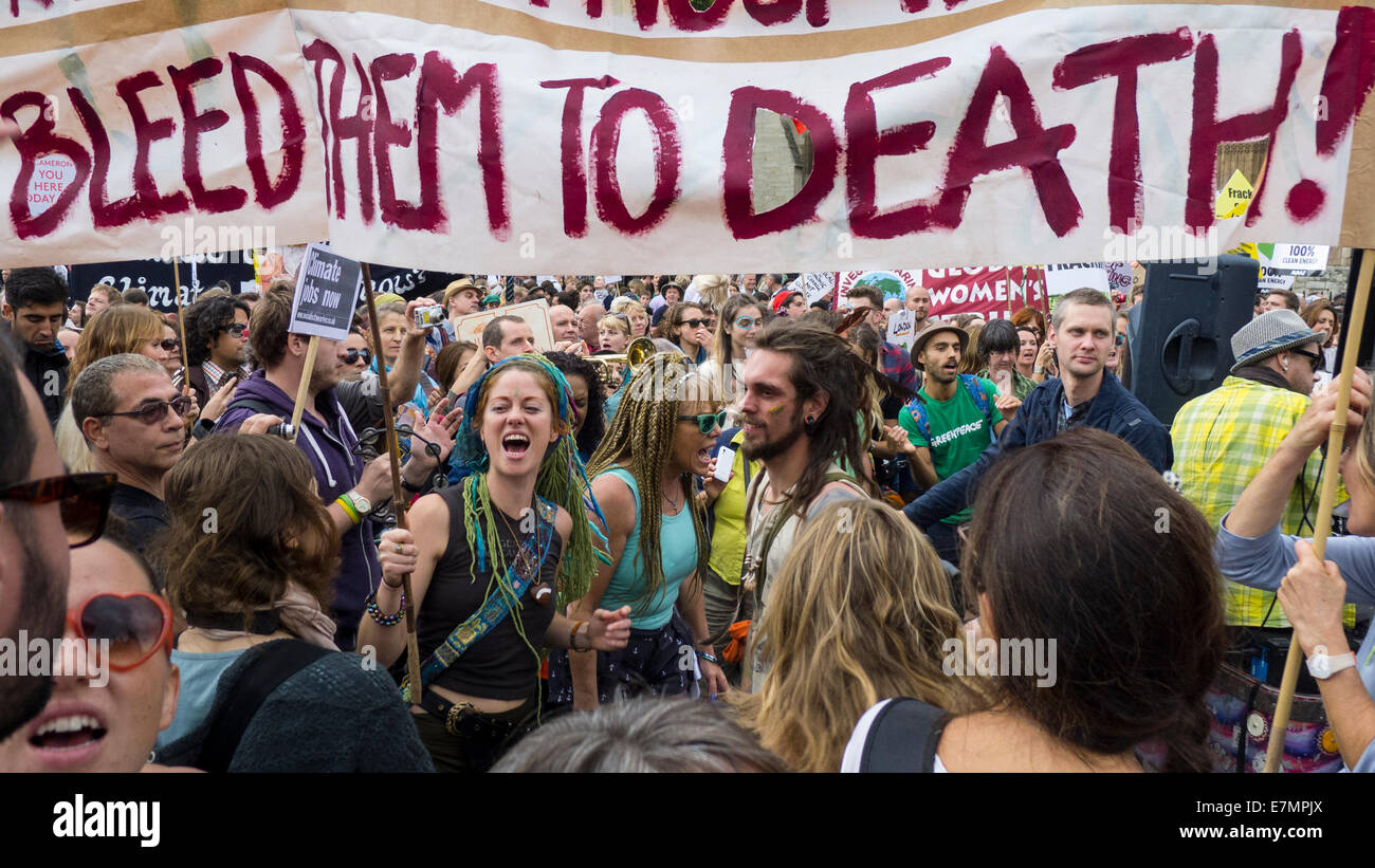 Un gruppo di dimostranti tenere cartelli e un banner durante il cambiamento climatico dimostrazione, Londra, 21 settembre 2014. © Sue Cunningham Foto Stock