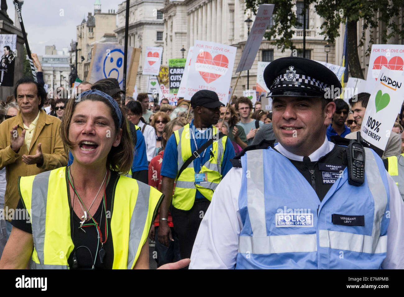 Uno steward cammina accanto a una polizia liaison officer presso la parte anteriore del Cambiamento Climatico dimostrazione, Londra, 21 settembre 2014. © Sue Cunningham Foto Stock