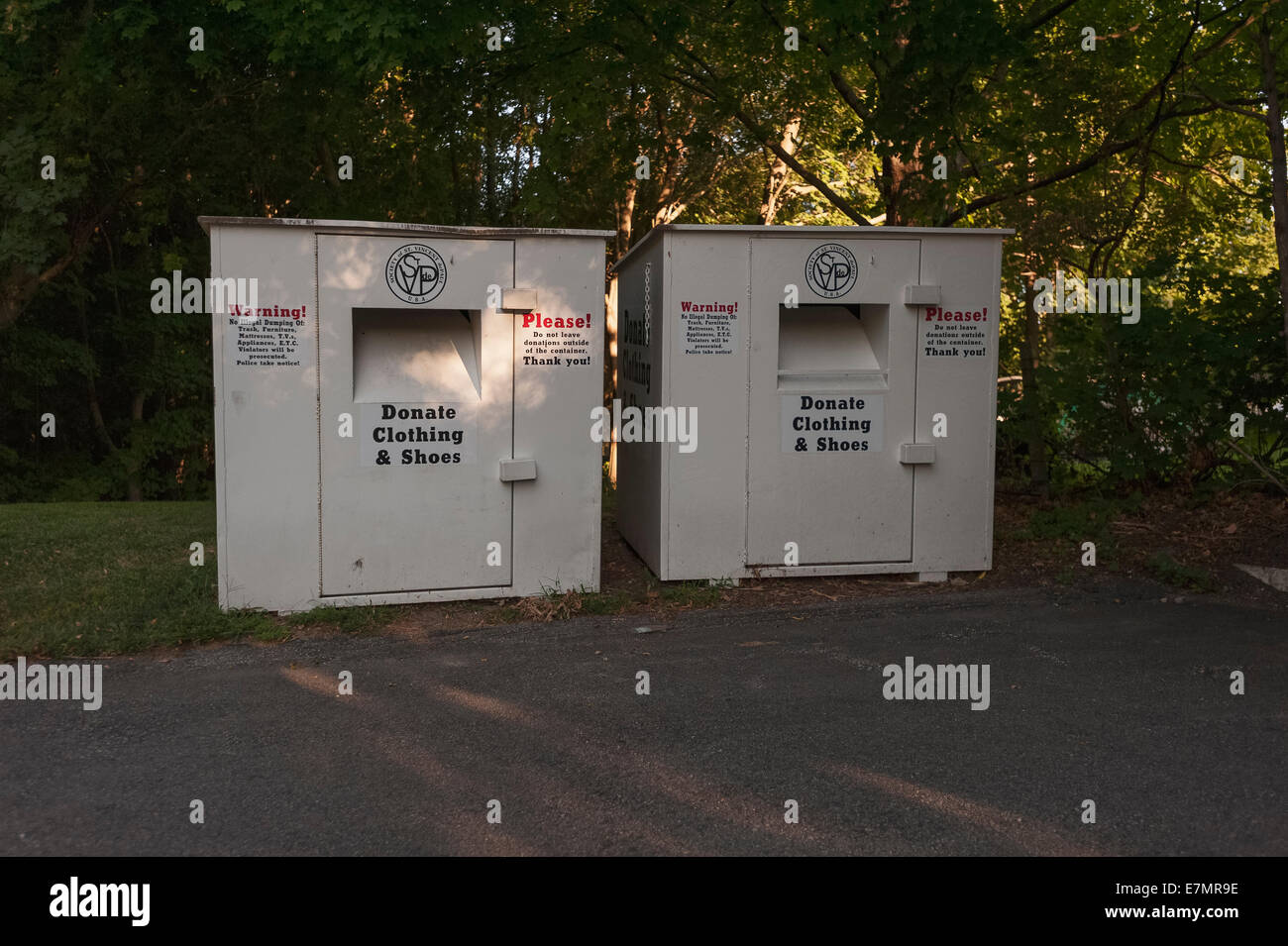 Due contenitori setup per la donazione di vestiti e scarpe per i bisognosi sponsorizzato dalla Società di San Vincenzo dePaul. Foto Stock