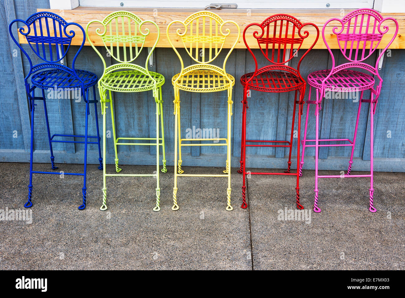 Colorato patio esterno e sedie in un caffè di Giuseppe, Oregon. Foto Stock