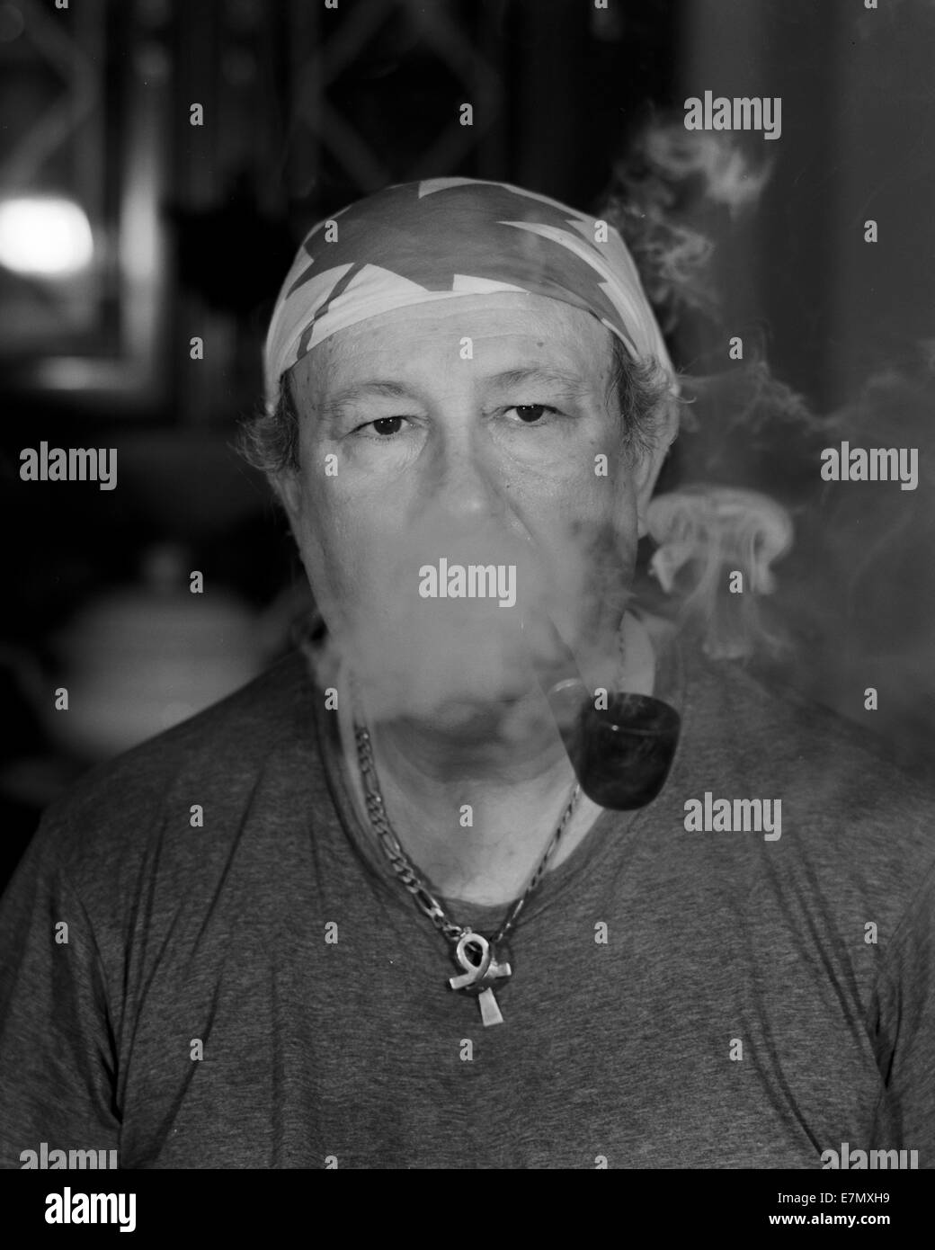 Bill Goldman è fumare la pipa e il fumo è tutto su di lui. Foto Stock