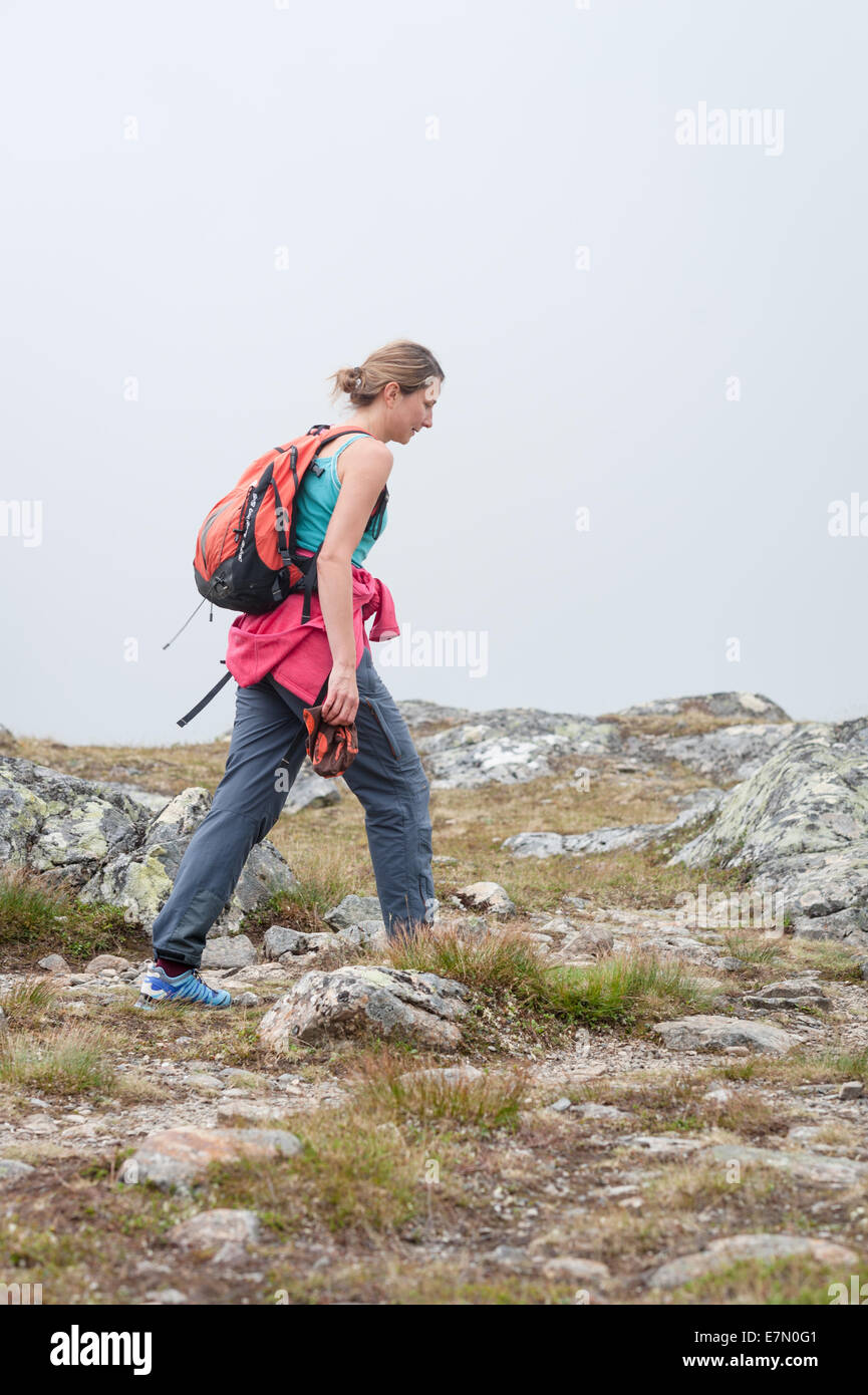 Donna che cammina sul sentiero di montagna Foto Stock