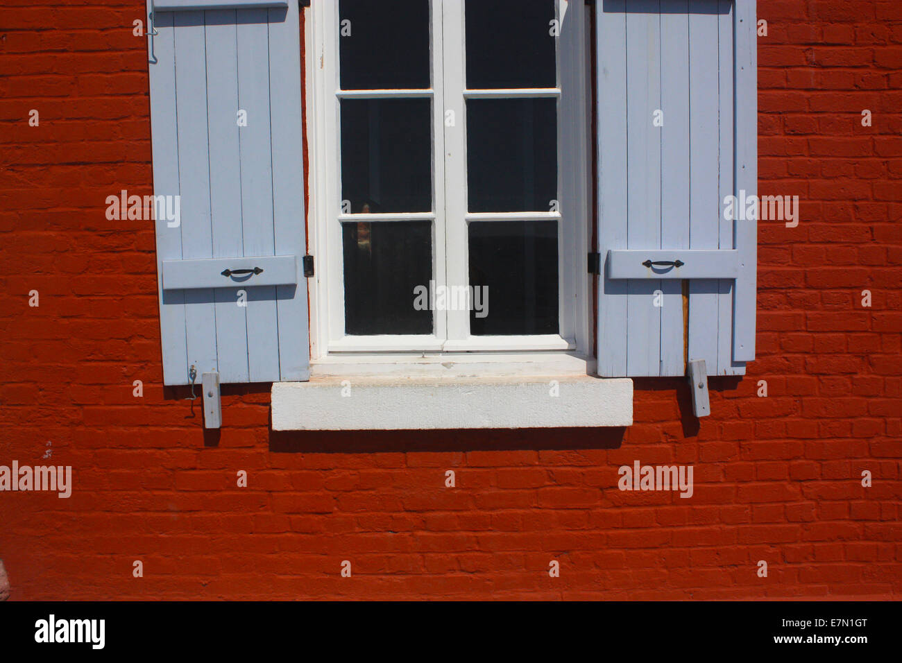 Suggestiva casa in mattoni rossi Closeup con finestra e persiane Foto Stock