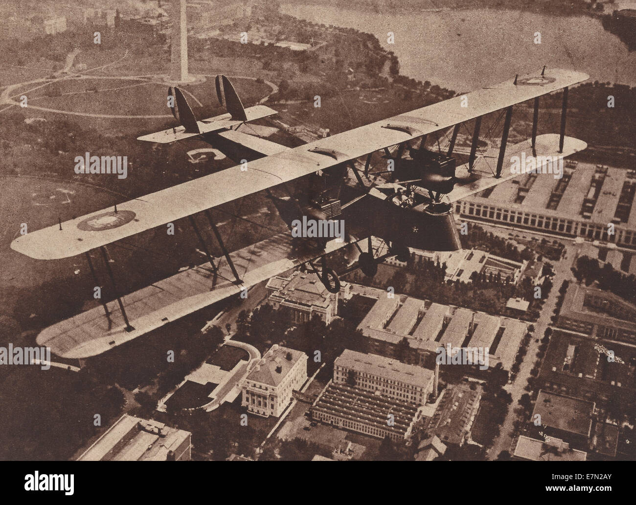 Martin bomber inizio il suo volo intorno al bordo del STATI UNITI D'AMERICA, 1919. Qui a Washington DC con il memoriale di Washington in background Foto Stock