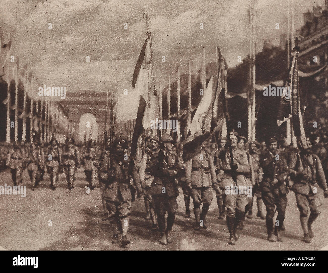 I rappresentanti dell'esercito cecoslovacco portando le loro bandiere nel giorno della Bastiglia Parade, luglio 14, 1919 Foto Stock