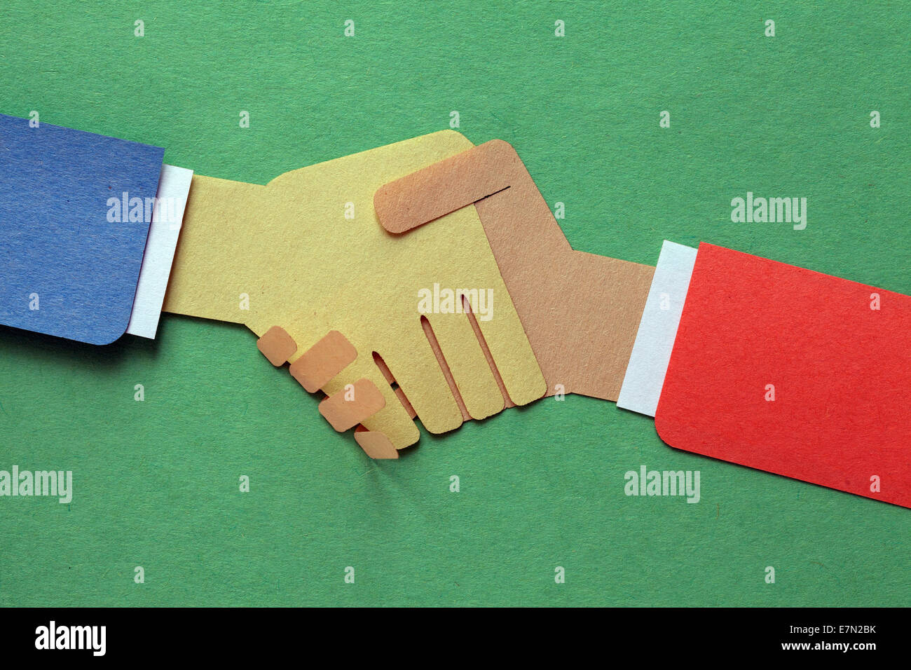 Handshake, imprenditori facendo una trattativa - il taglio della carta Foto Stock
