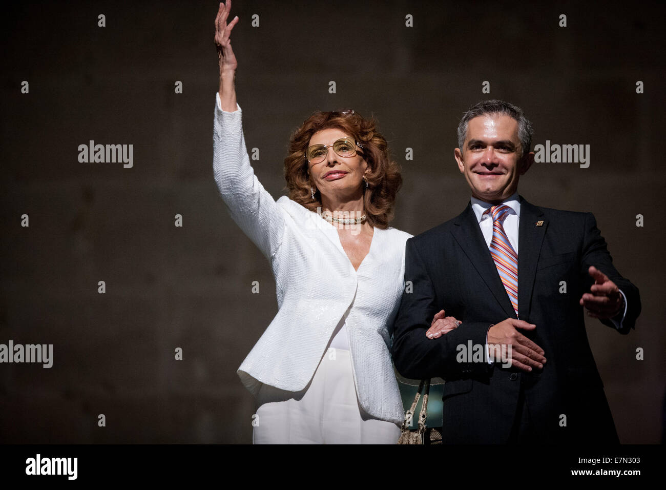 Città del Messico. Xxi Sep, 2014. Italian attrice Sophia Loren (L) e il sindaco di Città del Messico Miguel Angel Mancera reagire dopo una cerimonia in cui Loren ha ricevuto la pergamena che nomi sua illustre ospite di Città del Messico, nella sala dei consigli del municipio del distretto federale, a Città del Messico, capitale del Messico, sul Sett. 21, 2014. Credito: Pedro Mera/Xinhua/Alamy Live News Foto Stock