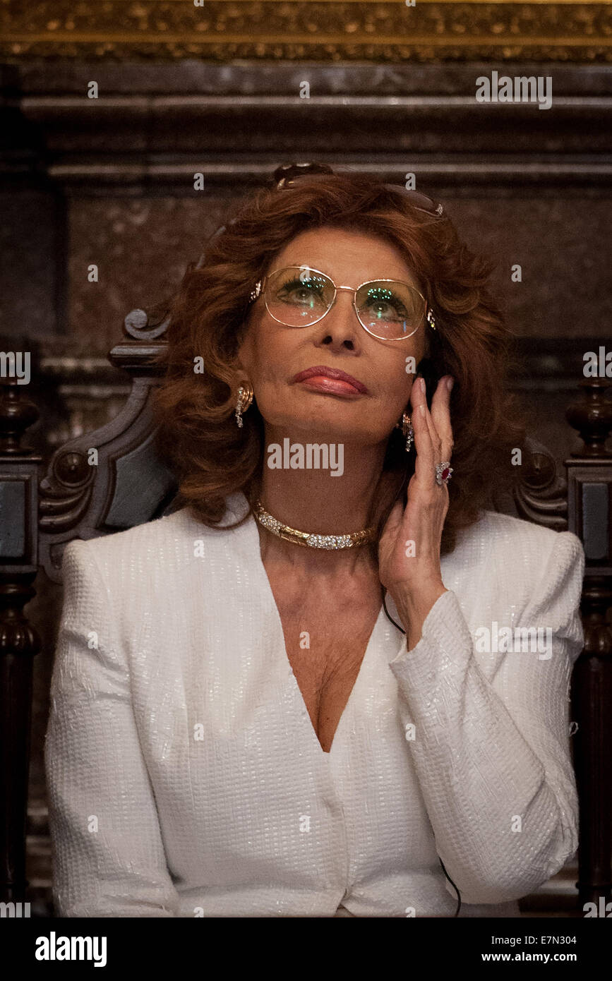 Città del Messico. Xxi Sep, 2014. Italian attrice Sophia Loren (L) prende parte ad una cerimonia in cui Loren ha ricevuto la pergamena che nomi sua illustre ospite di Città del Messico, nella sala dei consigli del municipio del distretto federale, a Città del Messico, capitale del Messico, sul Sett. 21, 2014. Credito: Pedro Mera/Xinhua/Alamy Live News Foto Stock