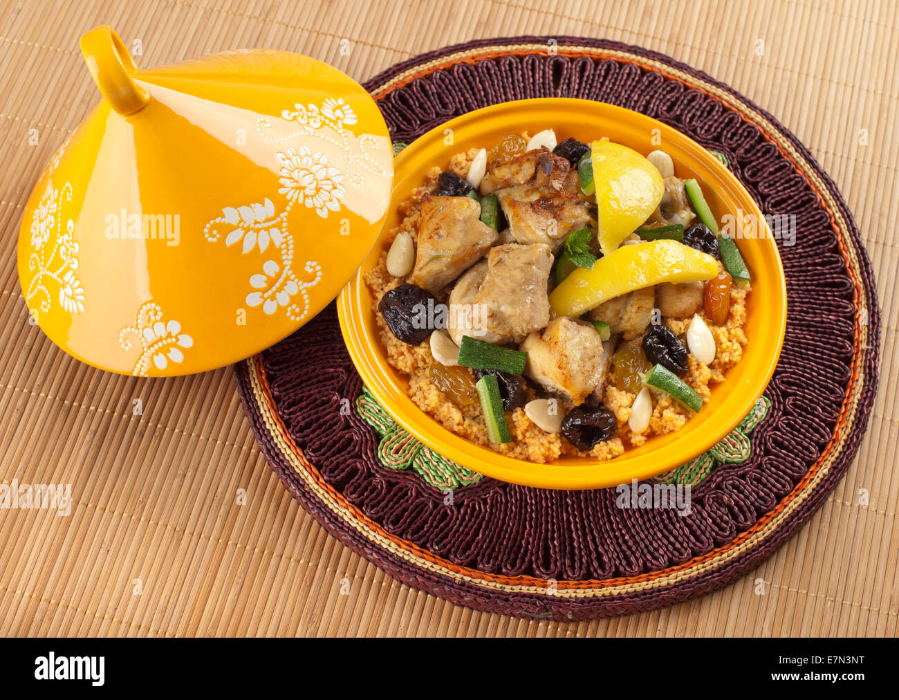 Tajine, cibo marocchino, cous cous, pollo con confit di limone. Foto Stock