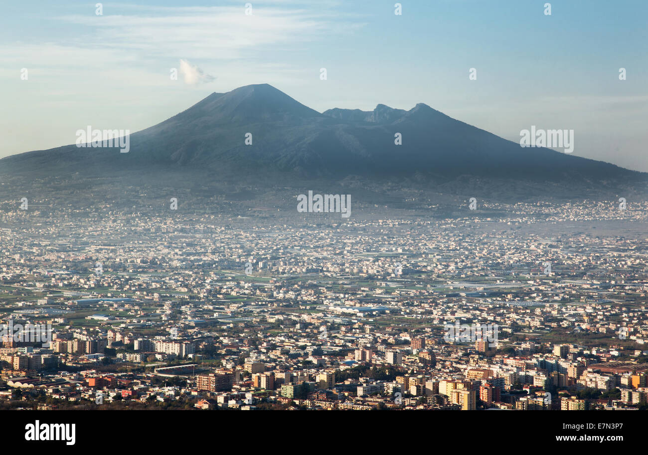 Il Vesuvio, il vulcano di Napoli in Italia con la città vesuviana. Foto Stock