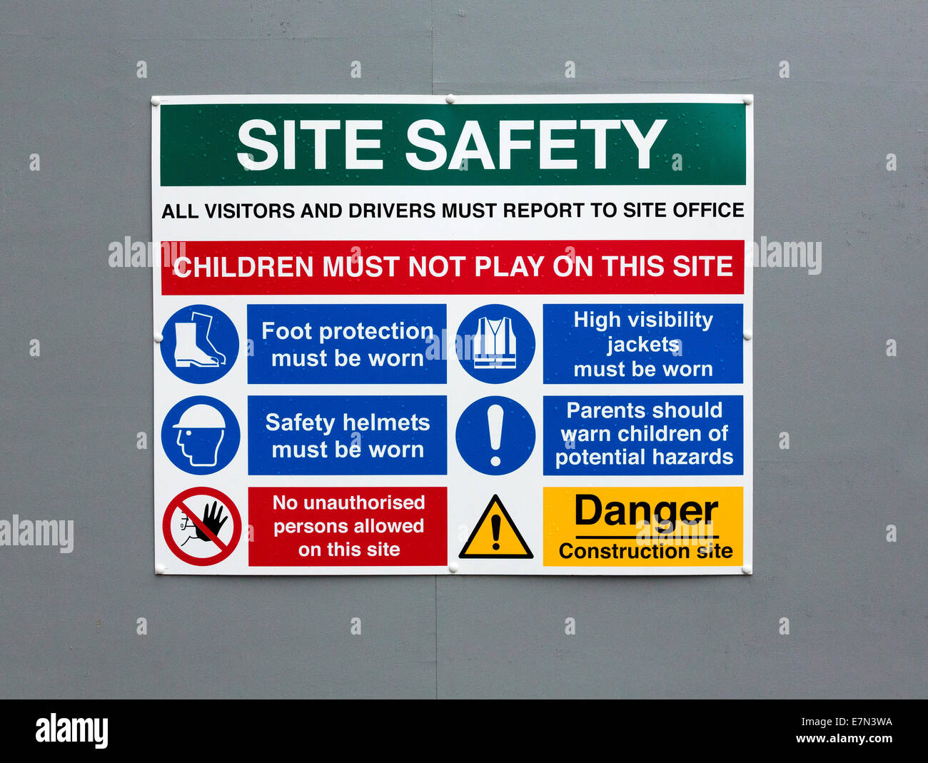 La salute e la sicurezza di segno di avvertimento al di fuori di un sito in costruzione nel Regno Unito Foto Stock