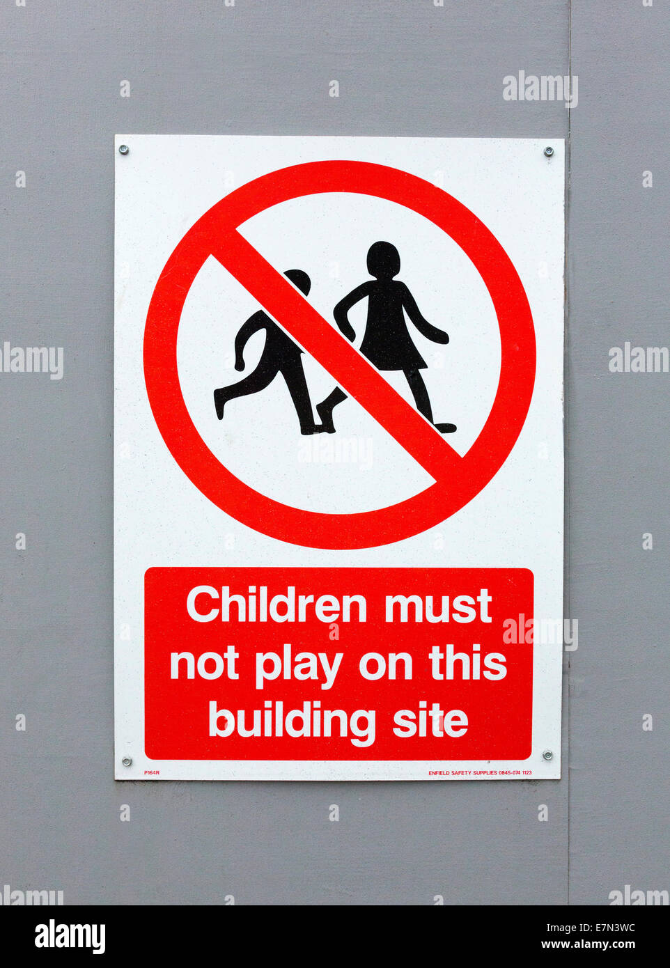 Segnale di avviso dicendo "i bambini non deve giocare su questo sito di costruzione' Foto Stock
