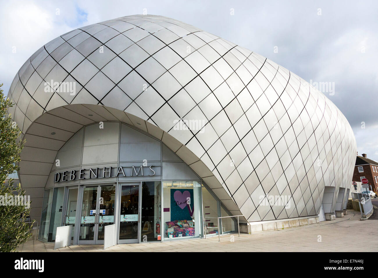 Il tetto dell'edificio Debenhams presso l'arco Shopping Centre in Bury St Edmunds, Regno Unito Foto Stock