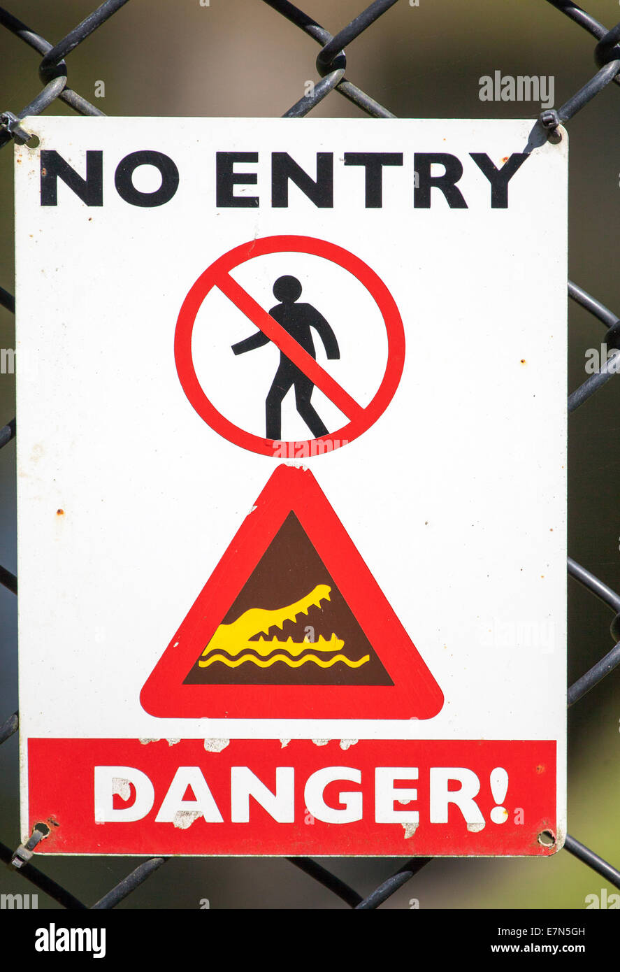 Unico segno di avvertimento coccodrilli in area non andate in acqua Foto Stock