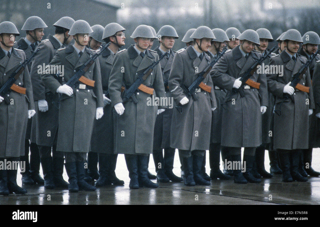 Bad Salzungen, Germania orientale. Il 22 settembre, 2009. Soldati provenienti da Oriente Esercito Tedesco (NVA) durante la cerimonia che segna il quarantesimo anniversario della Germania Est durante una celebrazione sulla loro base nel febbraio 9, 1990 a Bad Salzungen, Germania orientale. Dopo l'apertura dell'intra-confine tedesco, l'Oriente esercito tedesco è diventato frammentato con gli ufficiali di carriera e uomini arruolati lasciando per spostarsi all'occidente. ©1989 Scott A. Miller. © Scott A. Miller/ZUMA filo/ZUMAPRESS.com/Alamy Live News Foto Stock