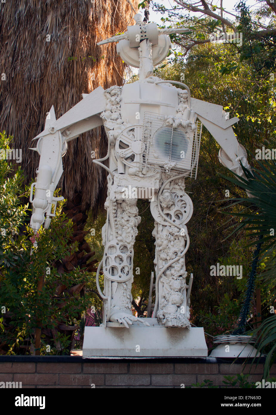La stravagante arte robotica si trova in un cortile di Palm Springs, California, dove la creatività, il fascino del deserto e la stravagante americana a lato della strada. Foto Stock