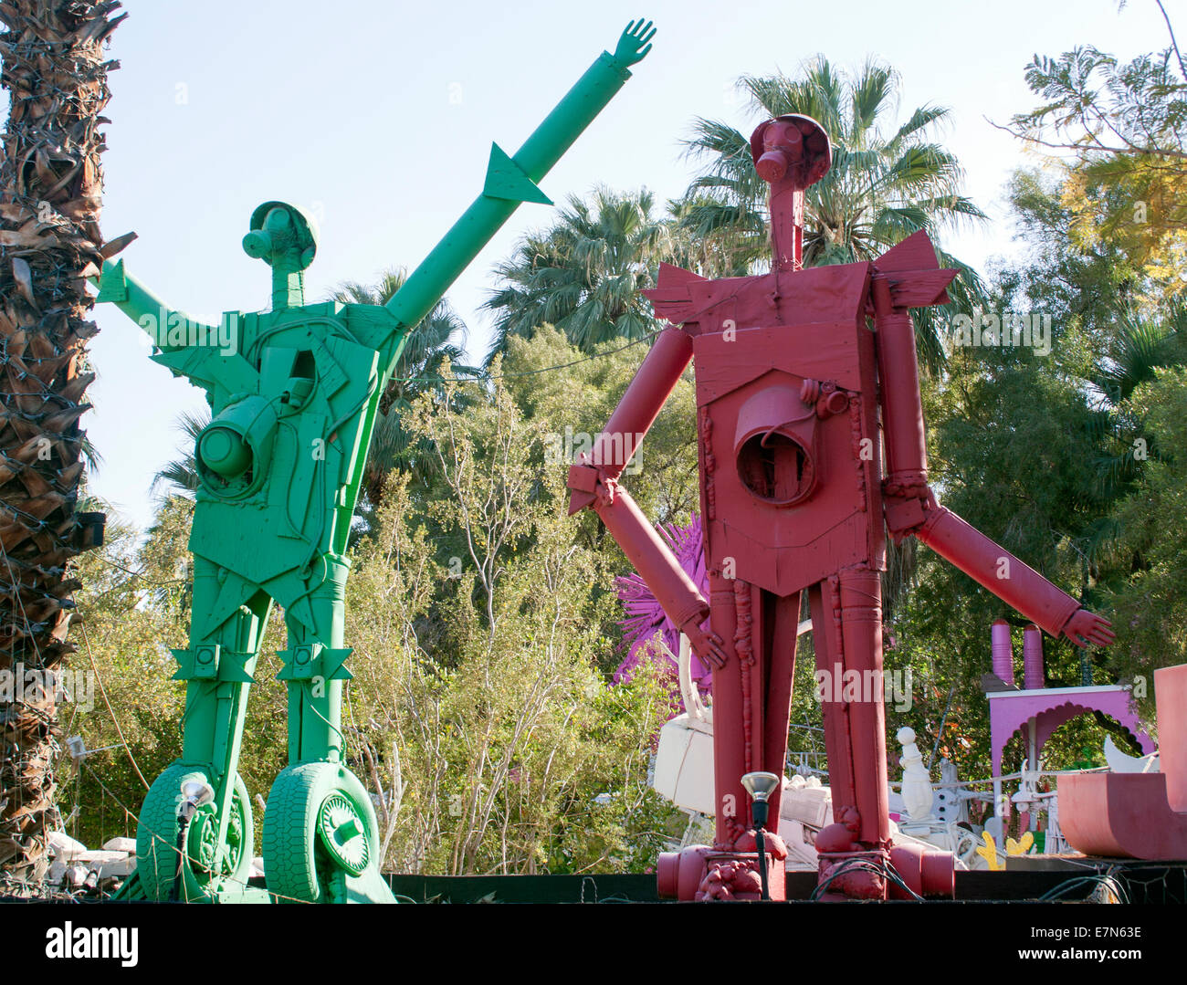 La stravagante arte robotica si trova in un cortile di Palm Springs, California, dove la creatività, il fascino del deserto e la stravagante americana a lato della strada. Foto Stock