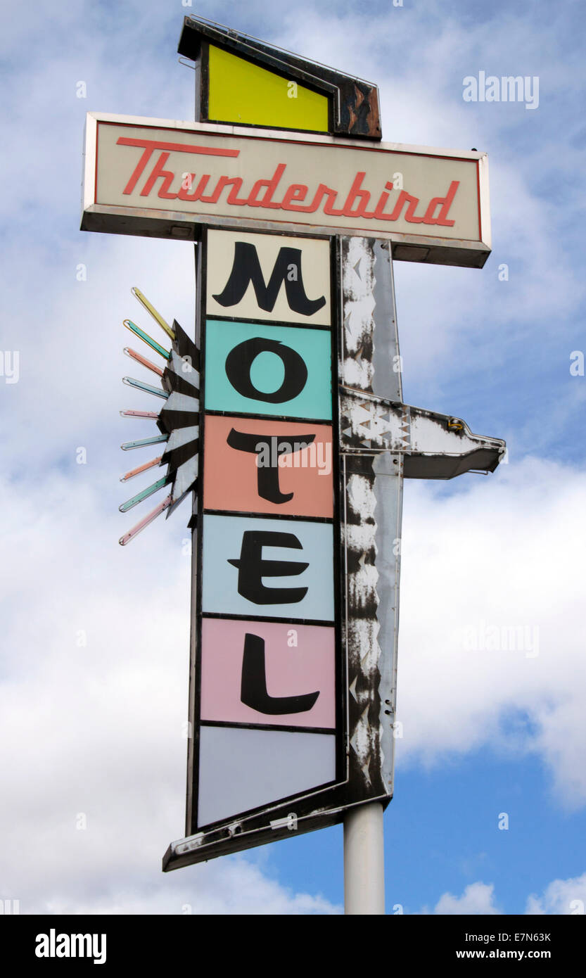 L'insegna vintage Thunderbird Motel di Reno, Nevada, mostra il classico design al neon retrò e il fascino nostalgico dell'americana sulla strada. Foto Stock