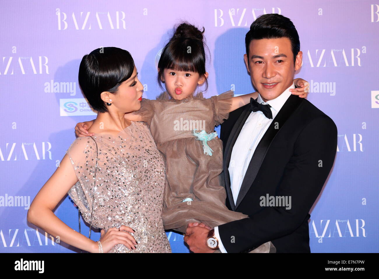 Yi Lu famiglia sul tappeto rosso del 2014 carità bazaar star notte a Pechino in Cina il 19 settembre 2014. Foto Stock