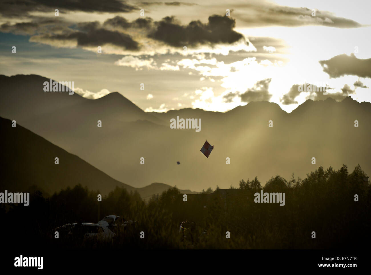 Lhasa, la Cina della regione autonoma del Tibet. Xix Sep, 2014. Un aquilone vola nel cielo a Lhasa, capitale del sud-ovest della Cina di regione autonoma del Tibet, Sett. 19, 2014. Gli amanti del Kite a Lhasa hanno una tradizione di "lotta degli aquiloni sulla banca del fiume di Lhasa da agosto a ottobre di ogni anno. Cercando di aquiloni pilota in combattimento aereo, i partecipanti devono fare uno sforzo per battere o disattivare un avversario di kite in qualche modo. "Kite lotta' a Lhasa è stato elencato come la Cina nazionale della cultura immateriale patrimonio nel 2006. © Purbu Zhaxi/Xinhua/Alamy Live News Foto Stock