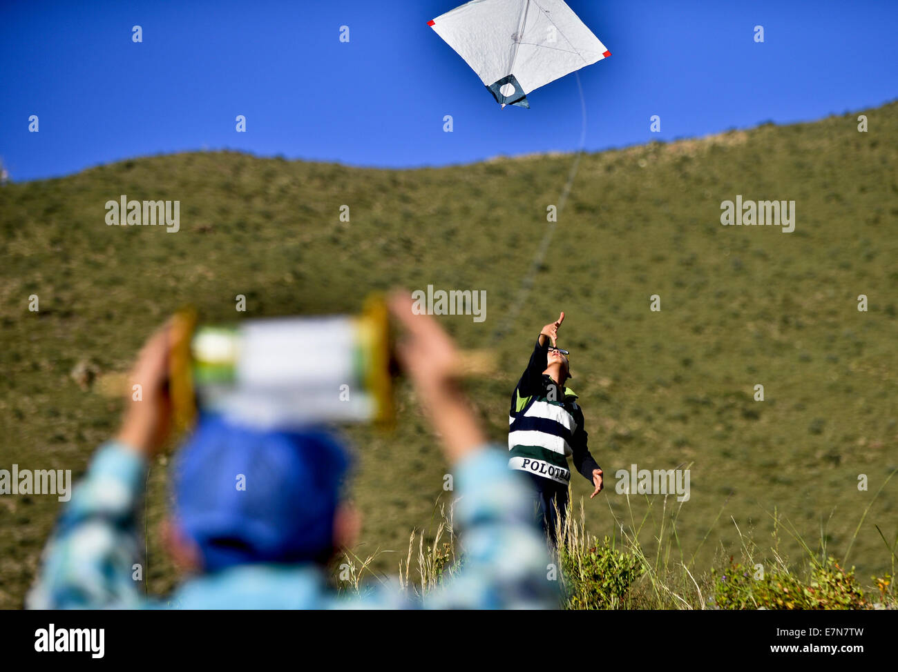 Lhasa, la Cina della regione autonoma del Tibet. Xix Sep, 2014. Due bambini volare Kites a Lhasa, capitale del sud-ovest della Cina di regione autonoma del Tibet, Sett. 19, 2014. Gli amanti del Kite a Lhasa hanno una tradizione di "lotta degli aquiloni sulla banca del fiume di Lhasa da agosto a ottobre di ogni anno. Cercando di aquiloni pilota in combattimento aereo, i partecipanti devono fare uno sforzo per battere o disattivare un avversario di kite in qualche modo. "Kite lotta' a Lhasa è stato elencato come la Cina nazionale della cultura immateriale patrimonio nel 2006. © Purbu Zhaxi/Xinhua/Alamy Live News Foto Stock