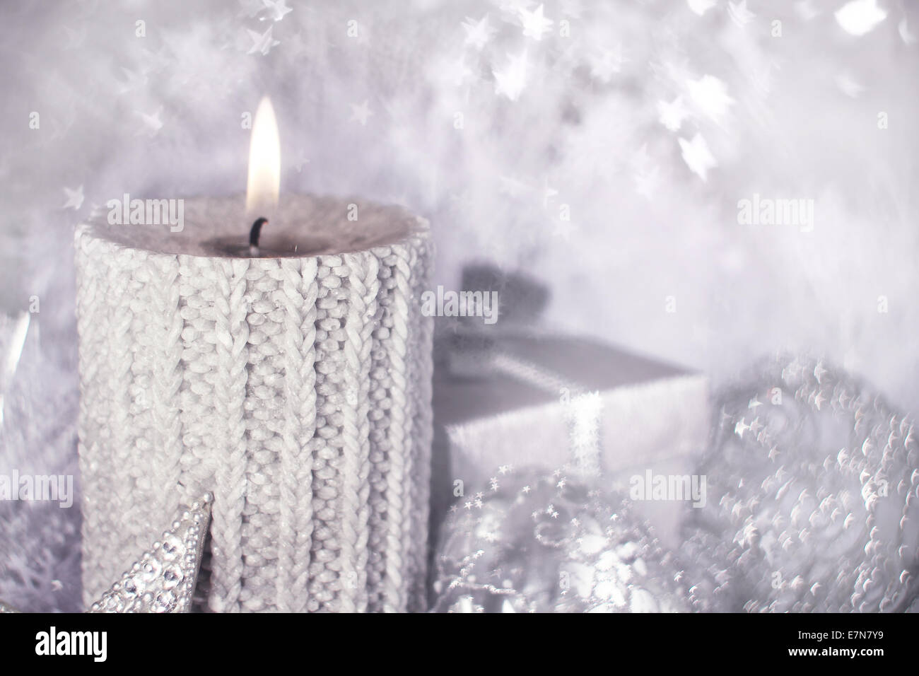 Bella argento lucido decorazioni di Natale e la candela che brucia Foto Stock
