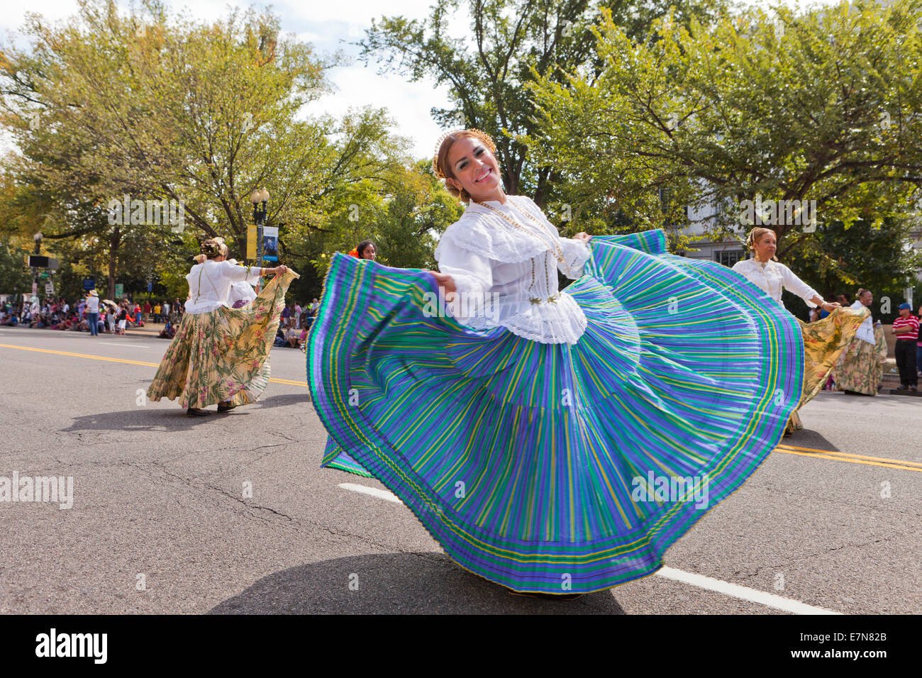 Ballerini eseguono Jarabe Tapatio (Mexican Hat dance) al festival all'aperto - Washington DC, Stati Uniti d'America Foto Stock