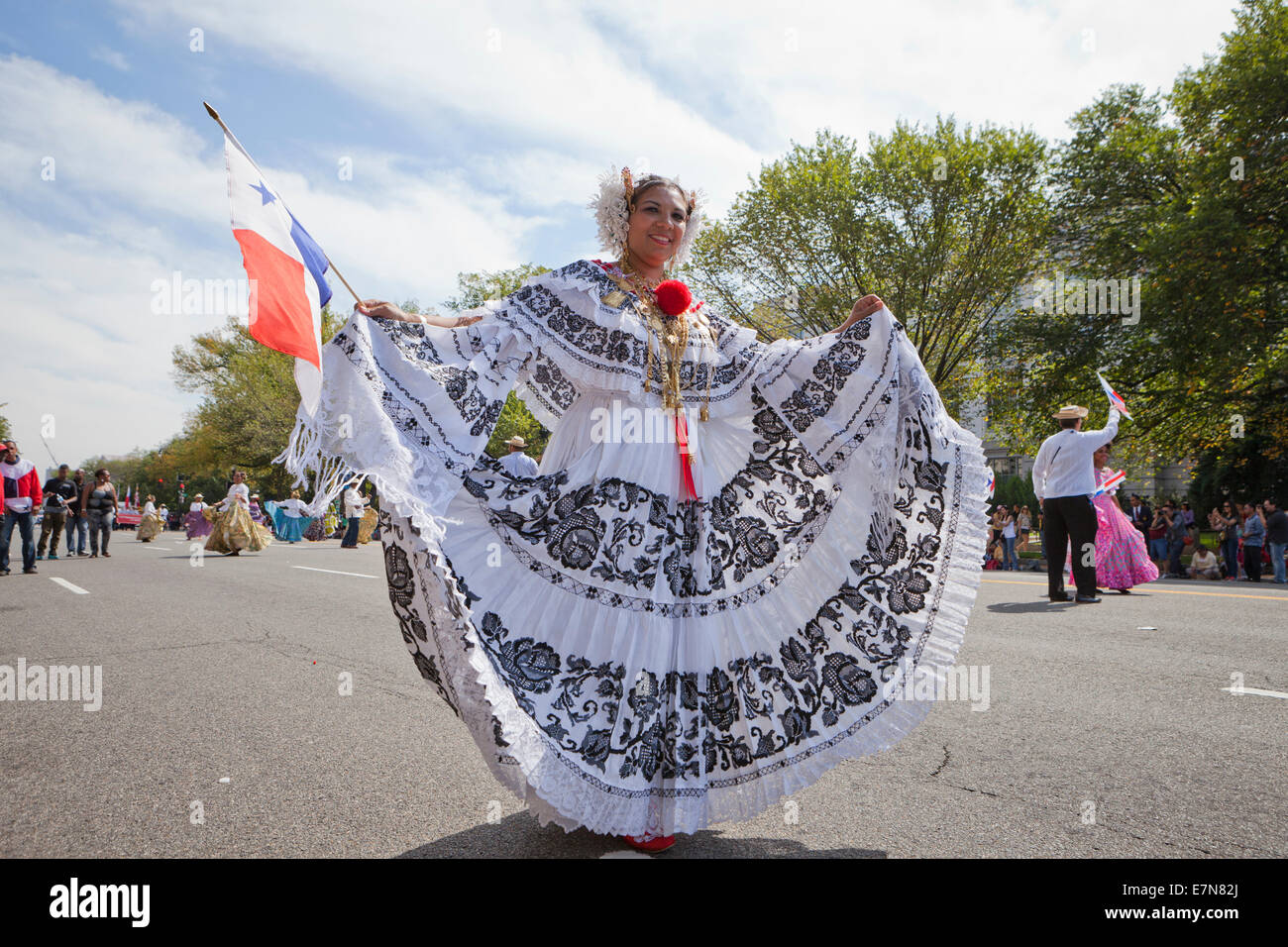 Giovane donna in ballo messicano vestito in costume al Fiesta DC -  Washington DC, Stati Uniti d'America Foto stock - Alamy