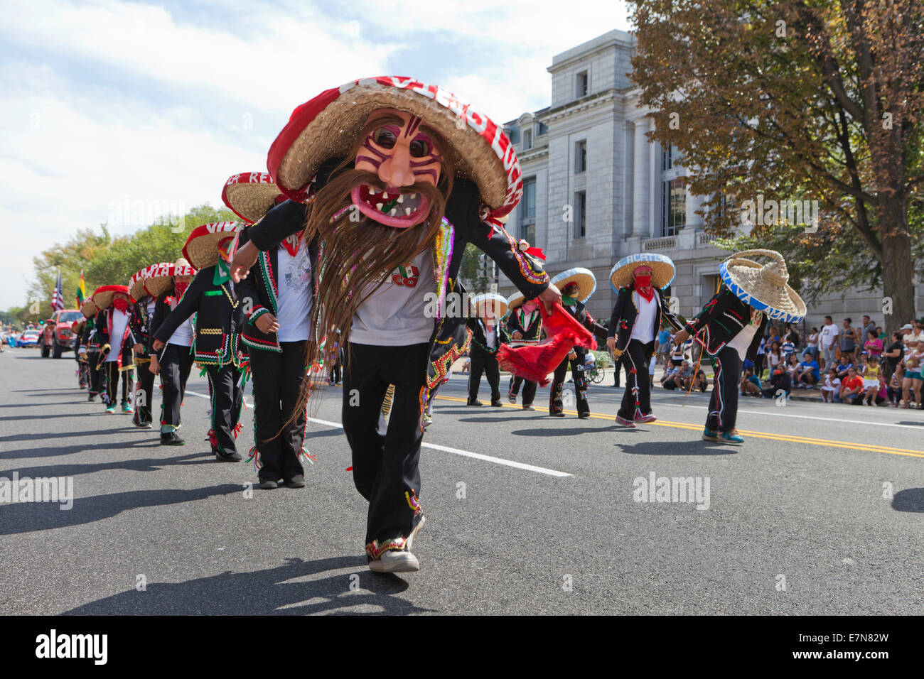 Maschera di messicani in costume latino parata del festival - Washington DC, Stati Uniti d'America Foto Stock