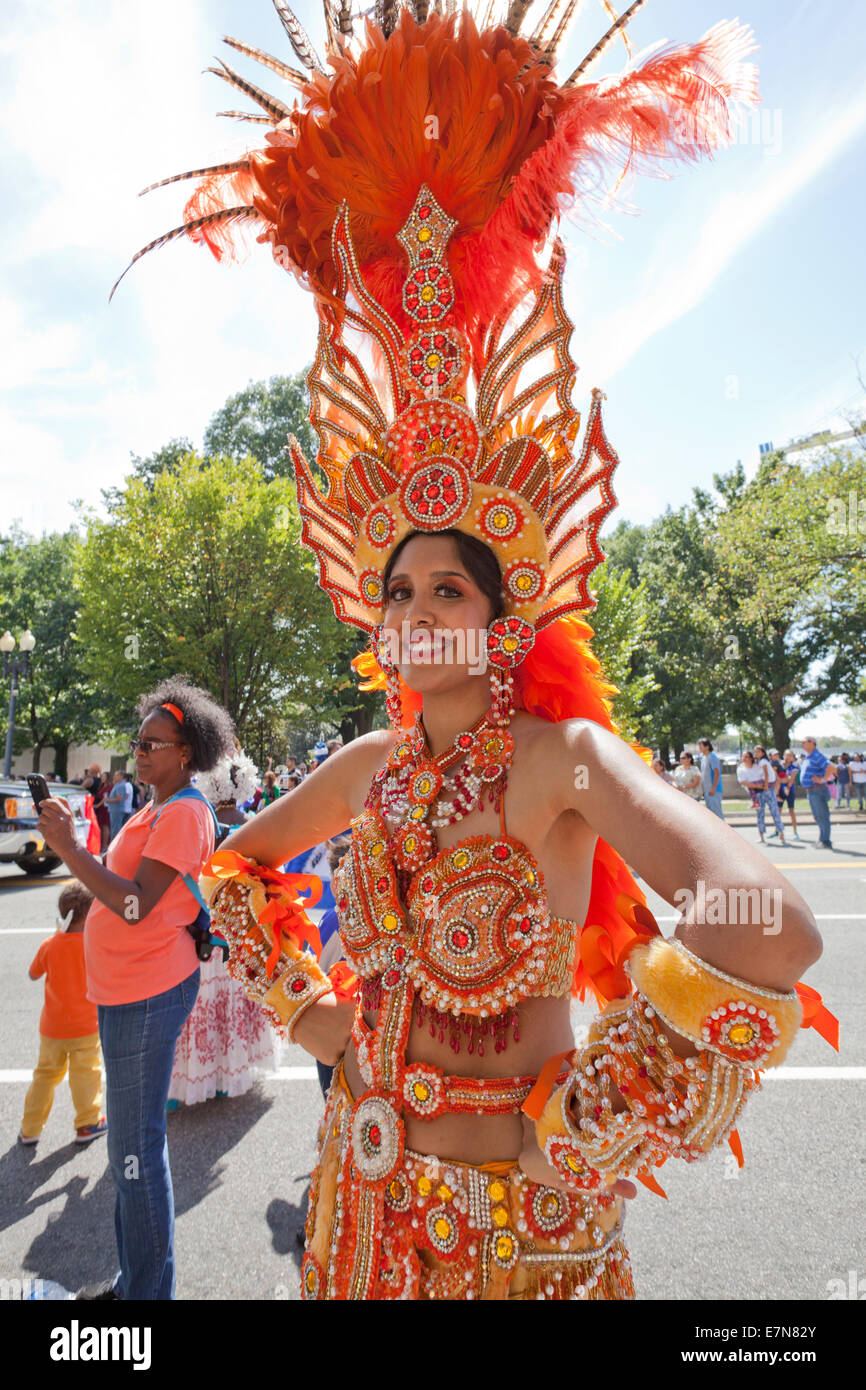Femmina Carnevale brasiliano ballerina di Samba in costume tradizionale - USA Foto Stock