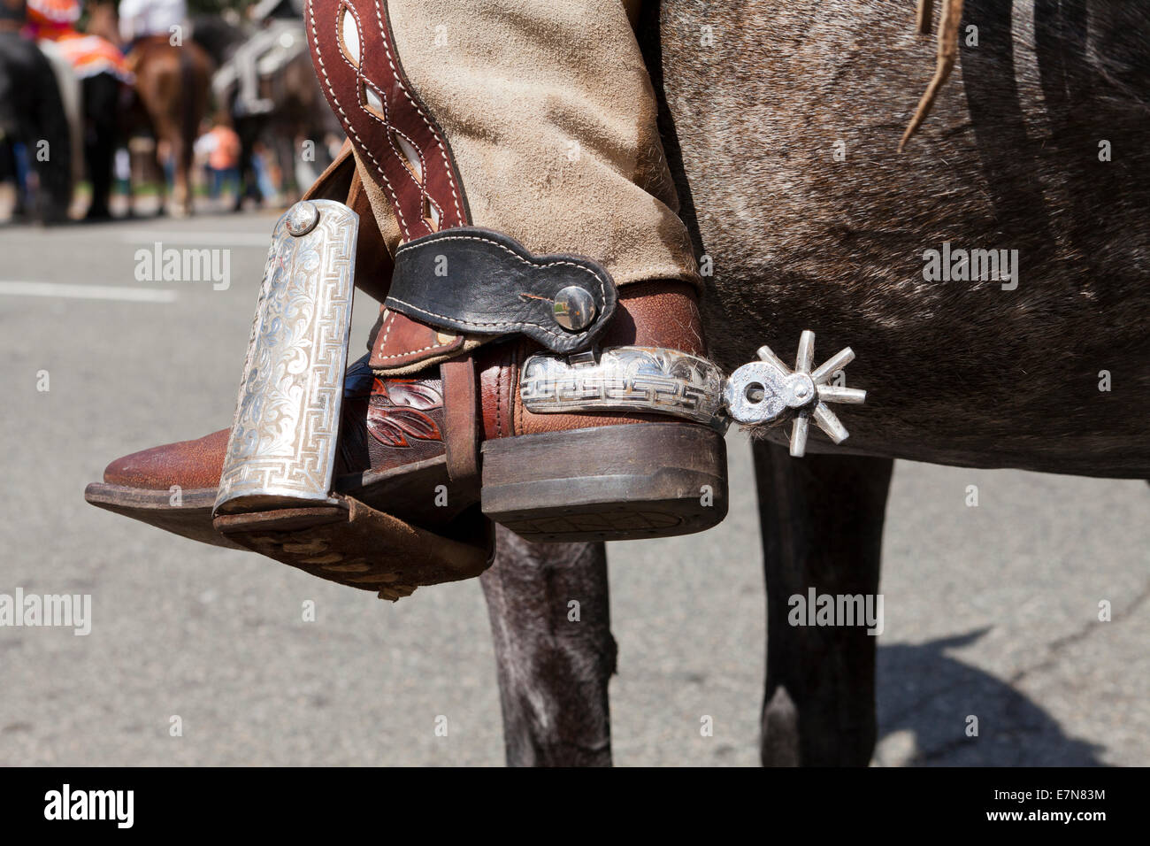 Primo piano di stile occidentale sperone cowboy su stivali da cavallo - USA Foto Stock